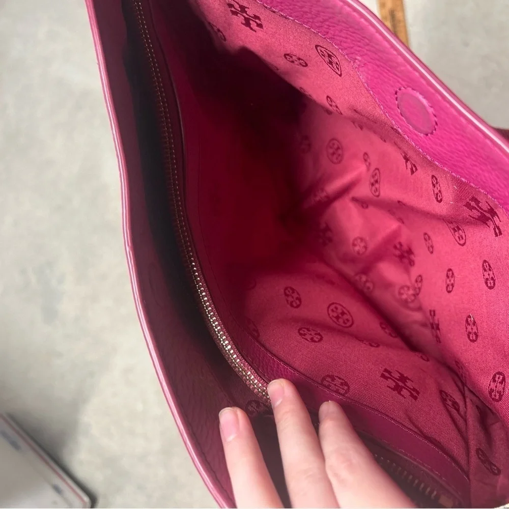 Tory Burch Britten Pebbled Slouchy Tote Shoulder Purse Magenta Pink & Gold
